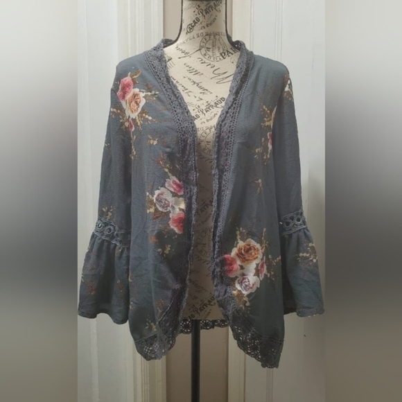 Grey Floral Kimono With Bell Hand. Lace Trim/Beach Top/ Sun Wrap🌴 - Picture 4 of 7